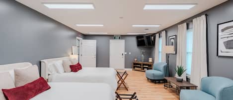 Escritorio, tabla de planchar con plancha, cuna de viaje y wifi gratis