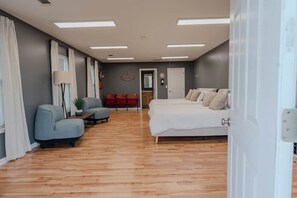 Desk, iron/ironing board, travel crib, free WiFi - The Alabama Guest House (Tuscaloosa)