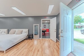 مكتب ومكواة/لوح كي وسرير سفر وواي فاي مجانًا