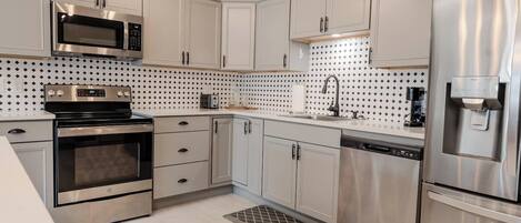 Køleskab, mikrobølgeovn, ovn, kogeplade