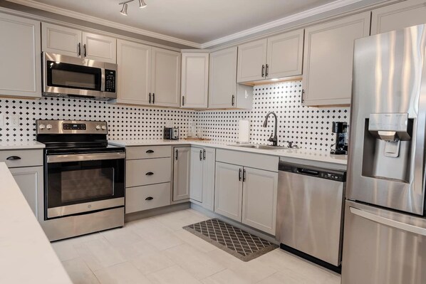 Fridge, microwave, oven, stovetop - The Alabama Guest House (Tuscaloosa)