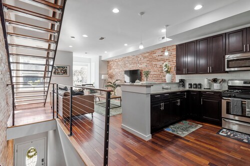 "Bella Vista" Home for 12 Guests with Rooftop View over the Capitol