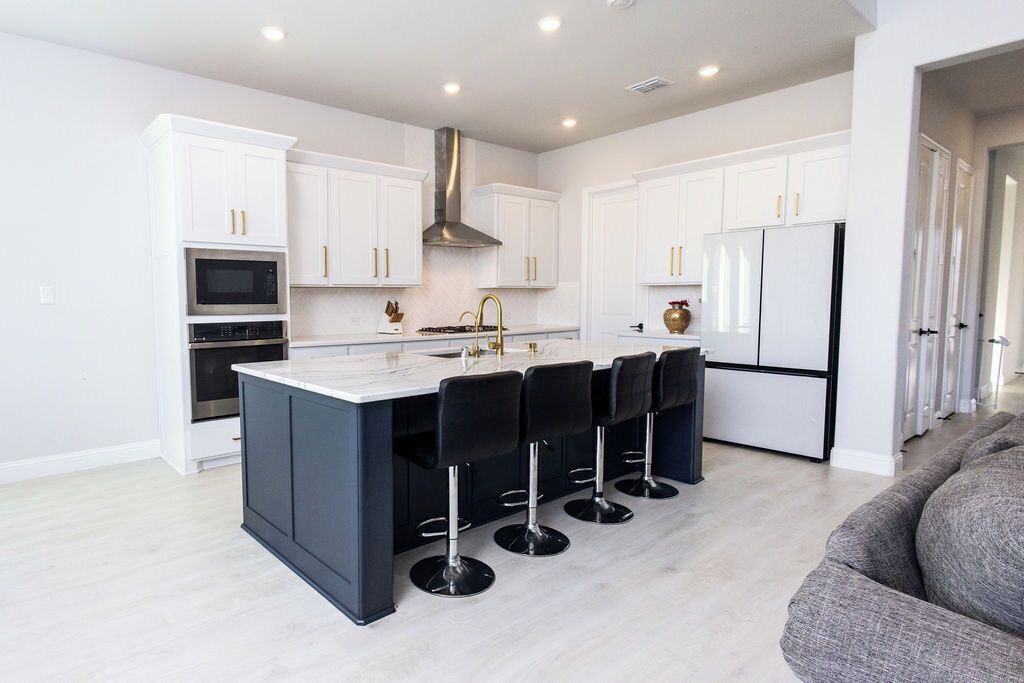 Mikrobølgeovn, ovn, kokeplater og oppvaskmaskin