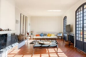 Smart TV, fireplace, books