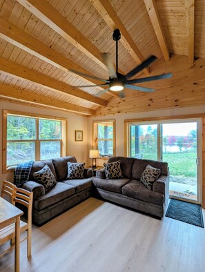 Smart TV - Cozy 2 Bedroom Cabin in Serene Bellaire/Alden with LakeViews-Bumbleebee Bungalow (Bellaire)