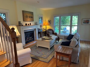 Smart TV, fireplace - Edgartown Trumpet Vine: Walk to Everything (Edgartown)
