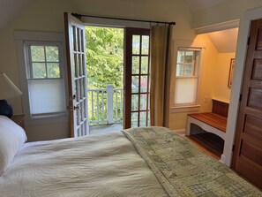 2 bedrooms, iron/ironing board, free WiFi, bed sheets - Edgartown Trumpet Vine: Walk to Everything (Edgartown)