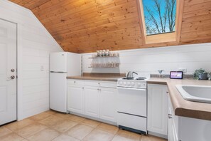 Private kitchen - 2 min to Crystal Mtn~Fireplace~Guitar~PacMan~GameRoom~Records~Firepit (Thompsonville)