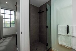Hair dryer, towels, soap, shampoo - Wow! Luxury inner-city two bedroom apartment (Dunedin)