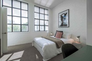 Desk, iron/ironing board, free WiFi, bed sheets - Wow! Luxury inner-city two bedroom apartment (Dunedin)