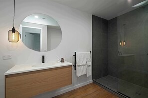 Sèche-cheveux, serviettes fournies, savon, shampoing