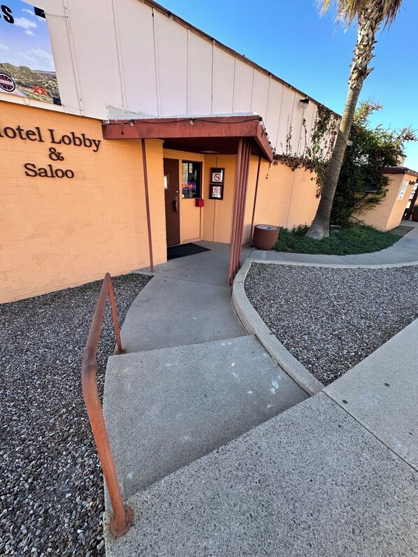 A building with a sign reading "Hotel Lobby & Saloo". - General Kearny Inn (Kearny)