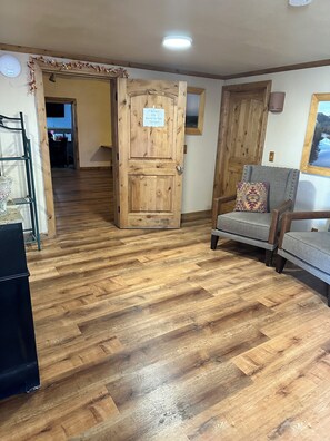 Interior - General Kearny Inn (Kearny)