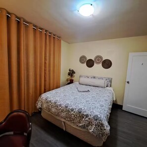 Iron/ironing board, bed sheets - Entire 2 BDRM, centrally located place (Calgary)
