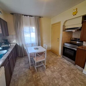 Private kitchen - Entire 2 BDRM, centrally located place (Calgary)