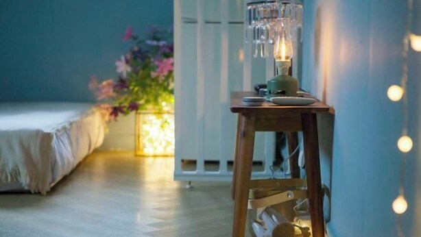A room with a bed, a table with a lamp, and a flower vase. - Mihojae Seomyeon (Busan)