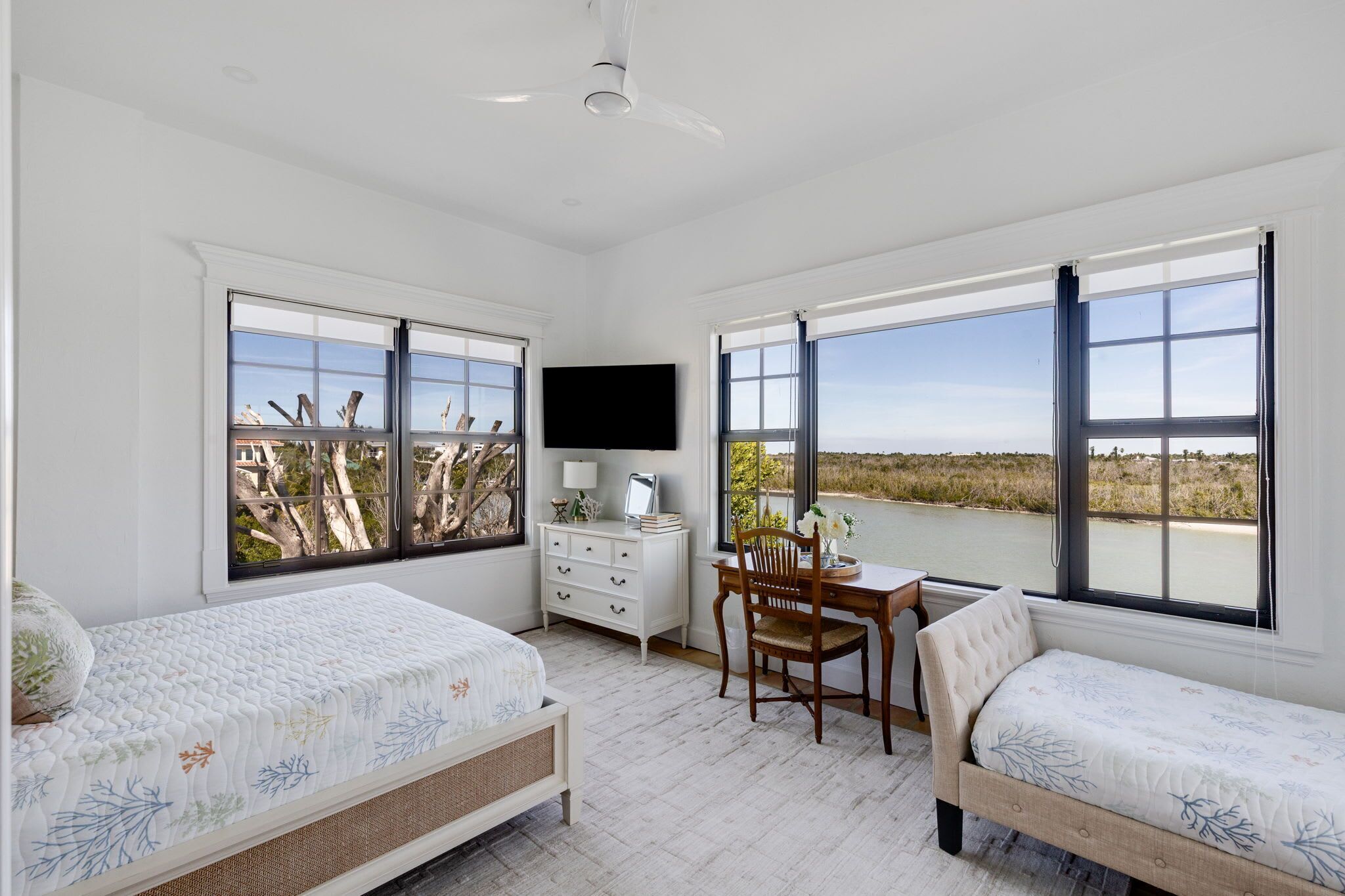 Desk, iron/ironing board, WiFi, bed sheets