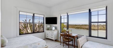 Desk, iron/ironing board, WiFi, bed sheets