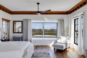 مكتب ومكواة/لوح كي وواي فاي وملاءات أسرّة