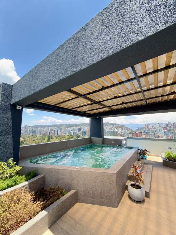 Outdoor spa tub - Premium Suite, High Floor, La Carolina (Quito)