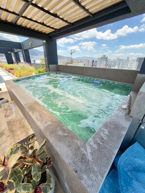 Outdoor spa tub - Premium Suite, High Floor, La Carolina (Quito)