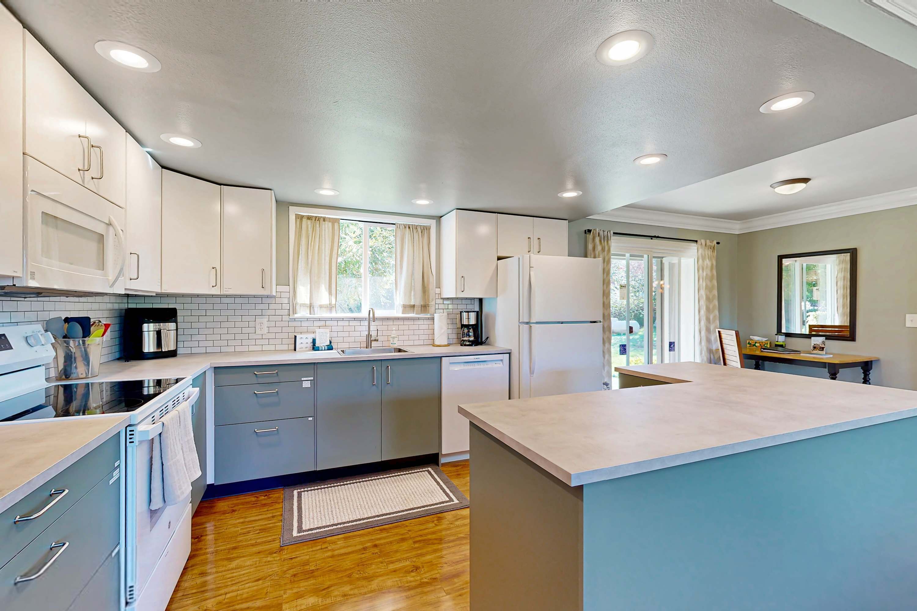 Jääkaappi, mikroaaltouuni, uuni, liesi