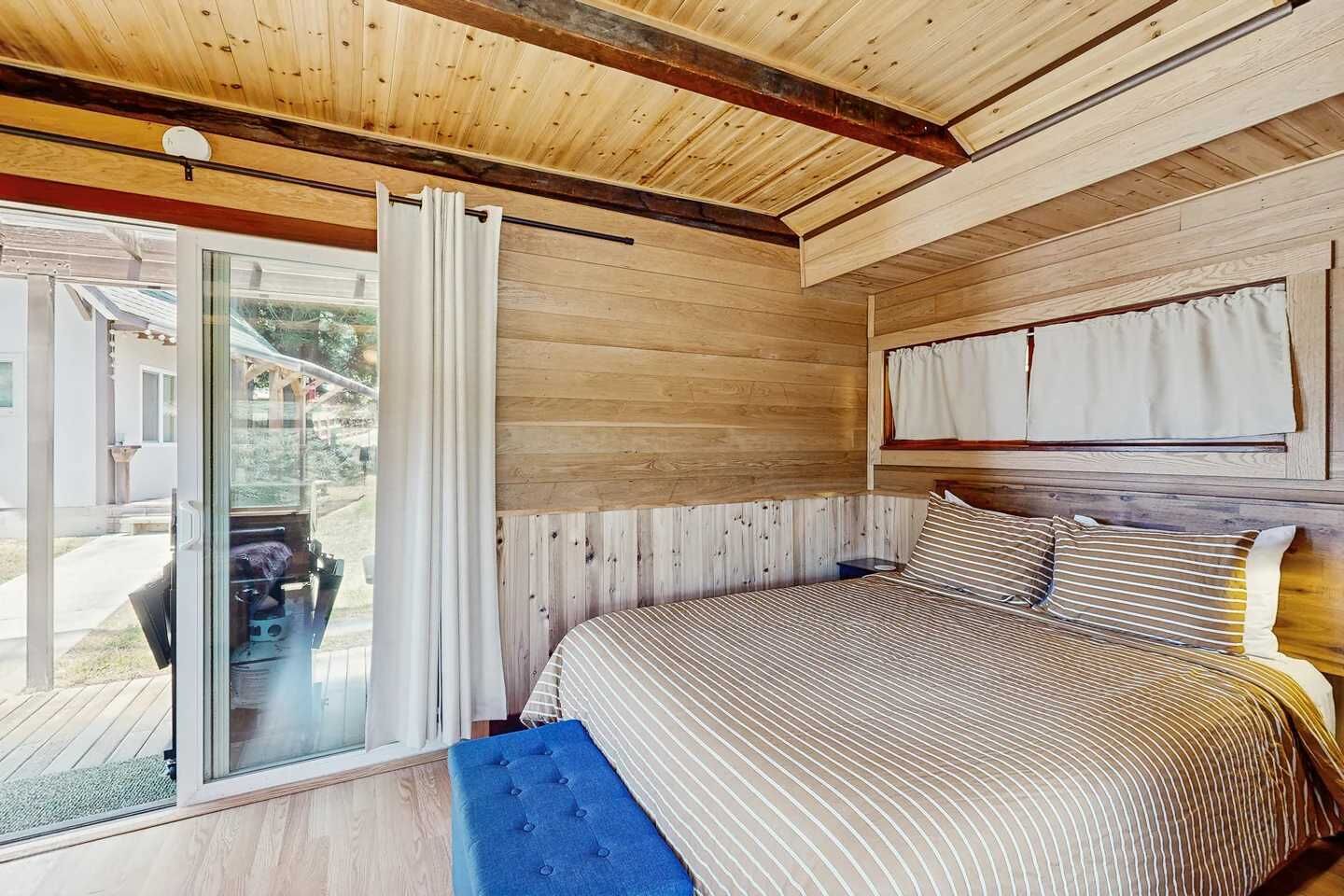 1 bedroom, desk, iron/ironing board, WiFi