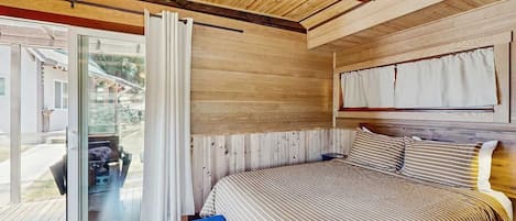 1 bedroom, desk, iron/ironing board, WiFi