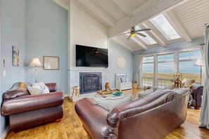 TV, offices - Oceanfront Home-Beach access, Guest House, Hot Tub (Fort Bragg)
