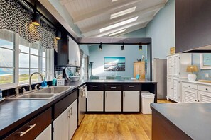 Fridge, microwave, oven, stovetop - Oceanfront Home-Beach access, Guest House, Hot Tub (Fort Bragg)