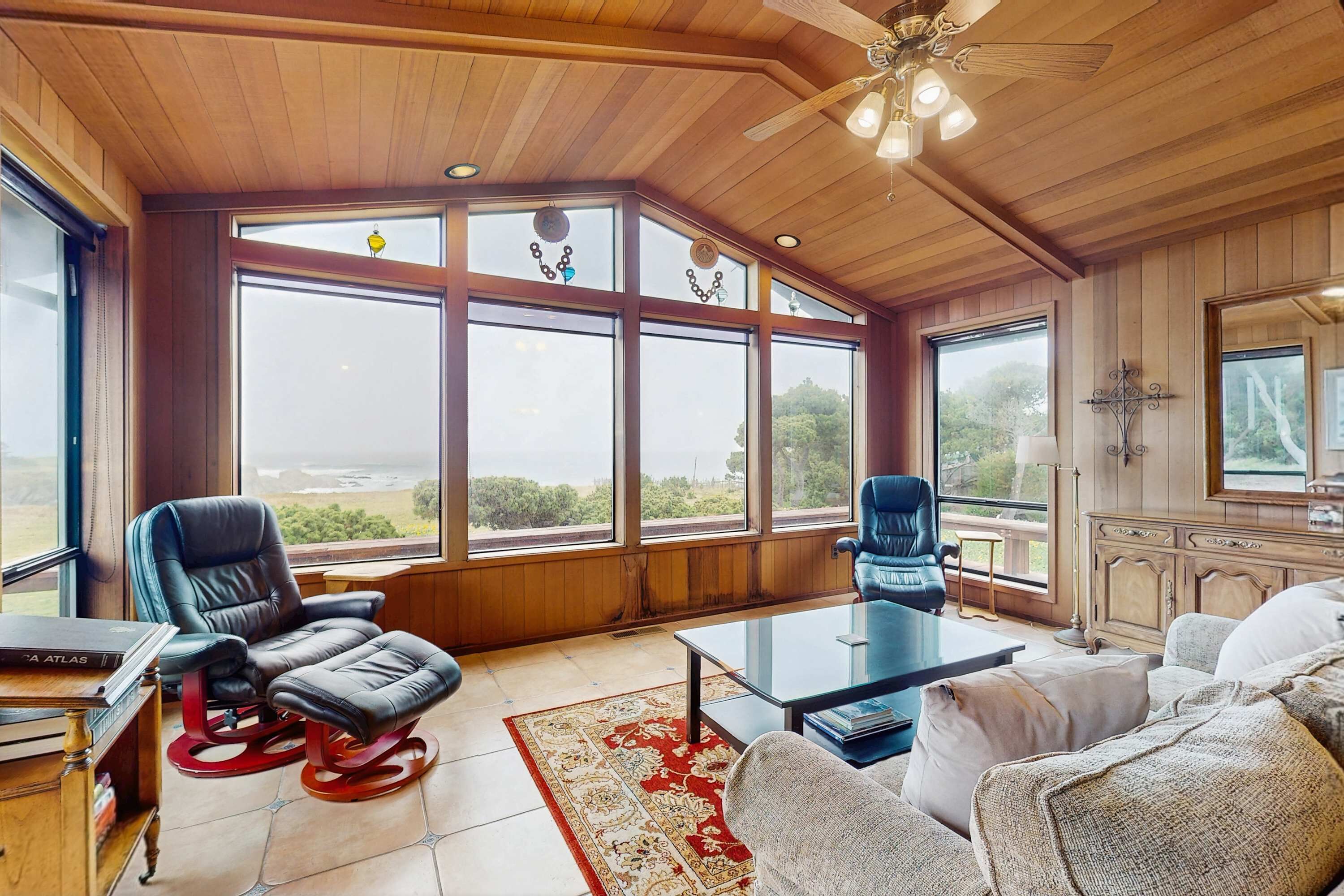 Beachfront Bliss With Ocean Views, Tub, & Bbq - Fort Bragg, CA