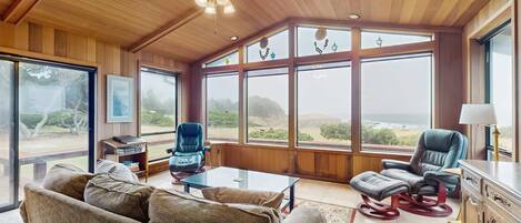 Televisión, chimenea, reproductor de DVD y oficina