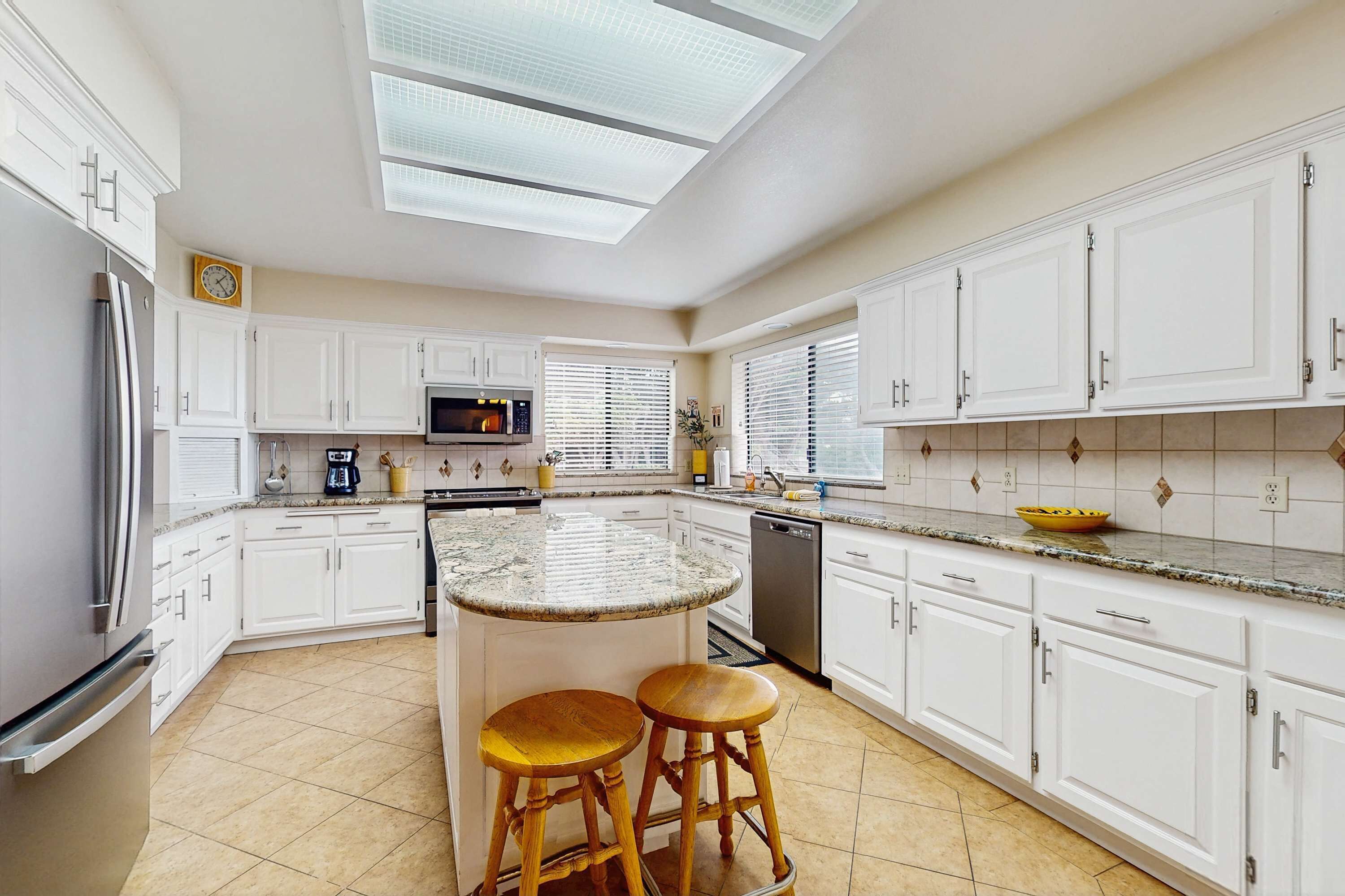 冷蔵庫、電子レンジ、オーブン、コンロ