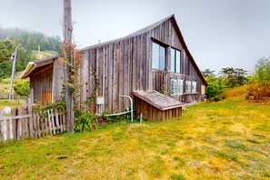 Exterior - Stunning Pet Friendly Estate in Elk: Views & Deck (Elk)