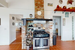 Fridge, microwave, oven, stovetop - Stunning Pet Friendly Estate in Elk: Views & Deck (Elk)