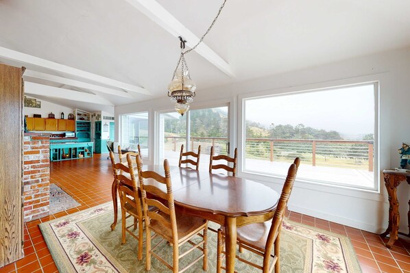 Dining - Stunning Pet Friendly Estate in Elk: Views & Deck (Elk)