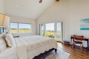 Desk, iron/ironing board, WiFi, bed sheets - Luxurious Albion Home: Ocean Views, Modern Kitchen (Albion)