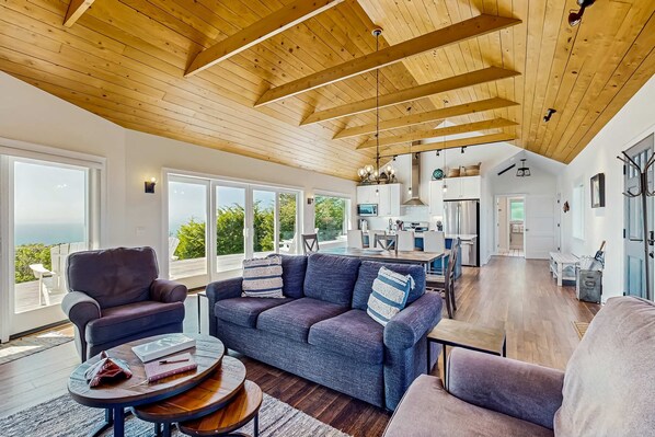 TV, fireplace - Luxurious Albion Home: Ocean Views, Modern Kitchen (Albion)