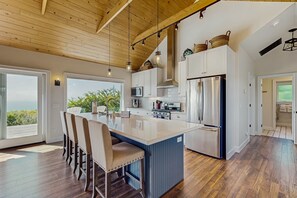 Fridge, microwave, oven, stovetop - Luxurious Albion Home: Ocean Views, Modern Kitchen (Albion)