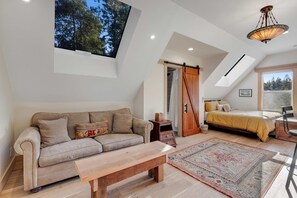 1 bedroom, WiFi, bed sheets - Albion Getaway - Ridge Views, Hiking & Game Lounge (Albion)