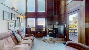 Fernseher, Kamin, DVD-Player