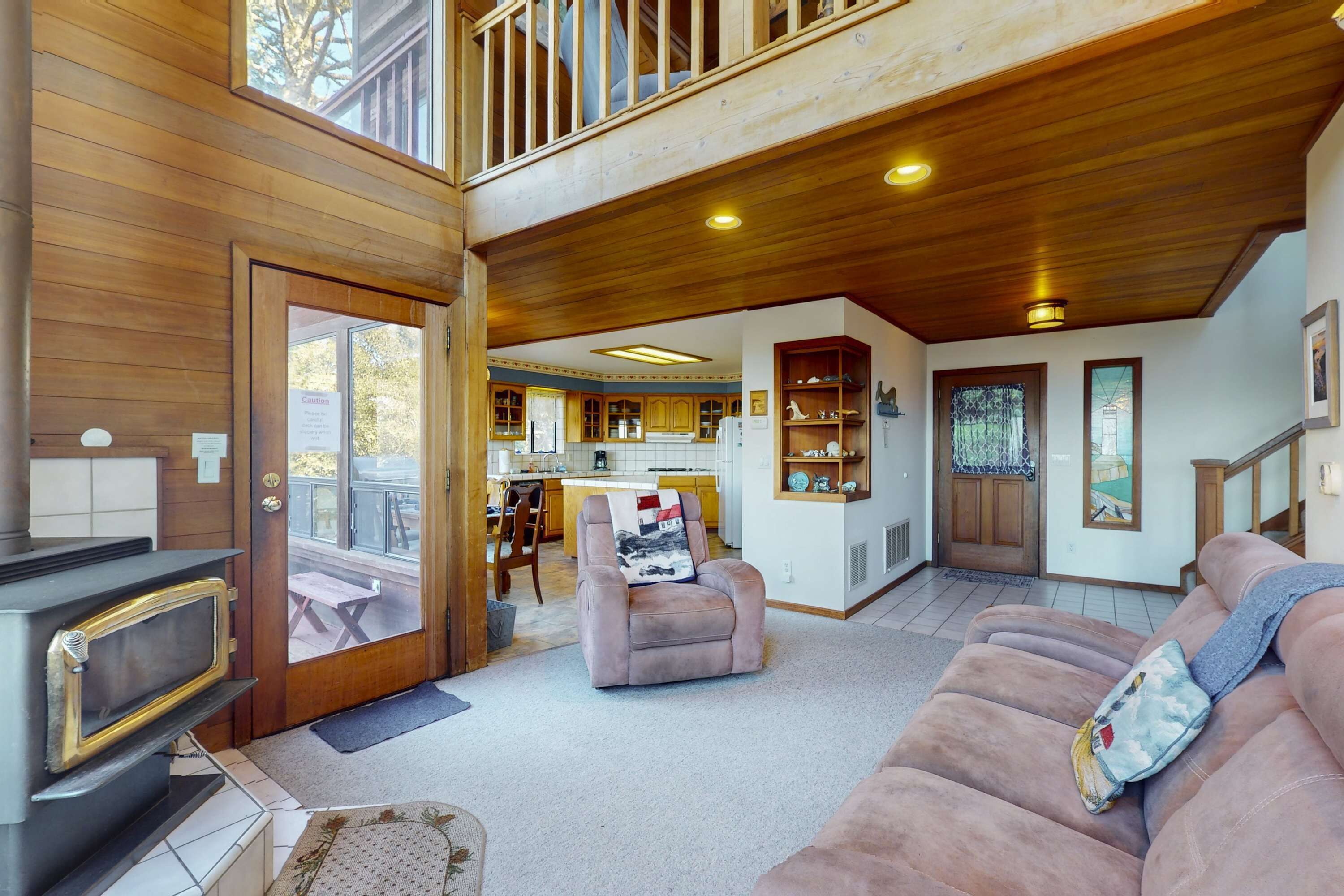 Fernseher, Kamin, DVD-Player