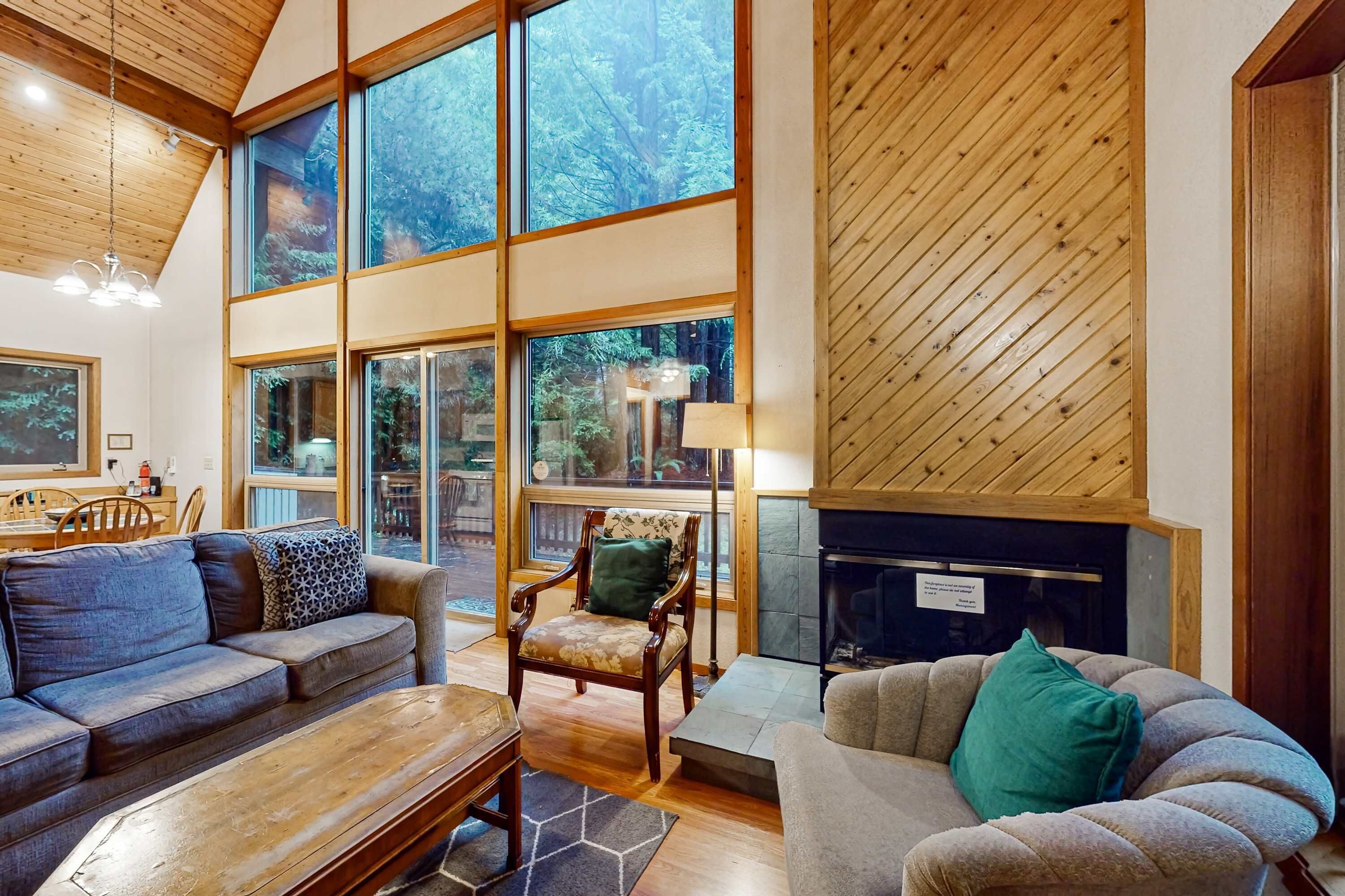 Redwood Rest Getaway - Cedar Home With Loft & Deck - 門多西諾