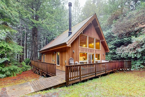 Redwood Rest Getaway – Mendocino Cedar Home with Loft & Deck