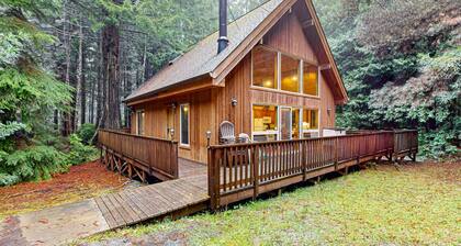 Redwood Rest Getaway – Mendocino Cedar Home with Loft & Deck