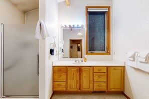 Shower, hair dryer, towels, shampoo