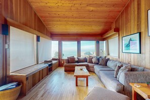 TV, fireplace, DVD player - Stunning ocean view home with hot tub and deck (Manchester)