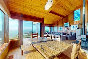 Dining - Stunning ocean view home with hot tub and deck (Manchester)