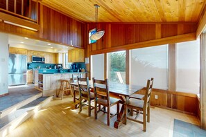 Dining - Stunning ocean view home with hot tub and deck (Manchester)