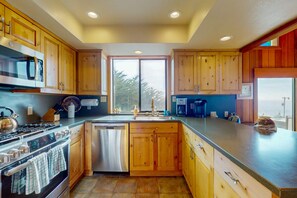 Fridge, microwave, oven, stovetop - Stunning ocean view home with hot tub and deck (Manchester)